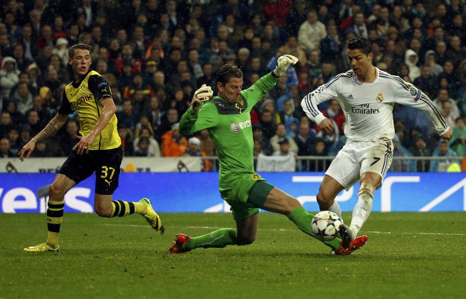 Poteva mancare la firma di Cristiano Ronaldo in questa serata di stelle? No e infatti CR7 salta Weidenfeller e appoggia in rete il 3-0 del Real Madrid. Reuters 